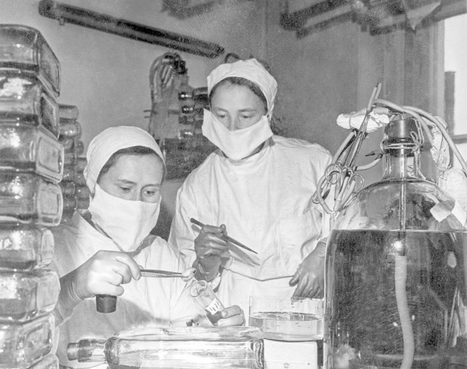 Candidate of Medical Sciences, Institute for the Study of Poliomyelitis L.L. Mironova (right) and preparator N.V. Kuznetsov prepares a monkey kidney to obtain a live polio vaccine. Author S. Preobrazhensky. Moscow region. November 30, 1959. Main Archive of Moscow 