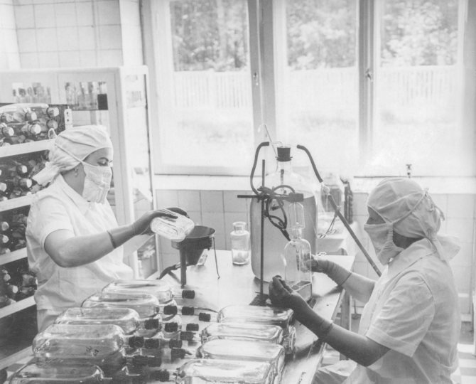 Laboratory assistants of the vaccine laboratory of the Institute of Poliomyelitis and Viral Encephalitis of the USSR Academy of Medical Sciences L.G. Smirnova (left) and M.A. Efimova during the process of obtaining a live polio vaccine. Author V. Egorov. Moscow region. June 22, 1961. Main Archive of Moscow 