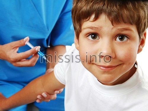 The boy gets vaccinated