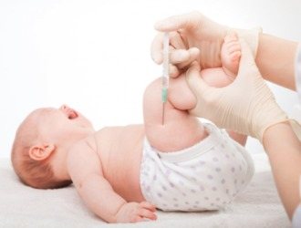 Малышам до 3 месяцев укол ставят в бедро