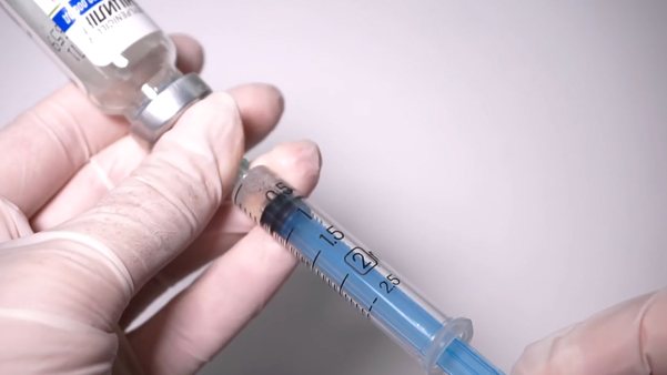 A set of ready-made solution with medicine back into the syringe