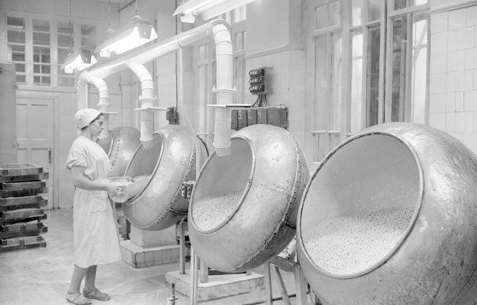 Production of dragees with polio vaccine at the Marat confectionery factory. Authors B. Trepetov, V. Shadrin. January 16, 1962. Main Archive of Moscow 