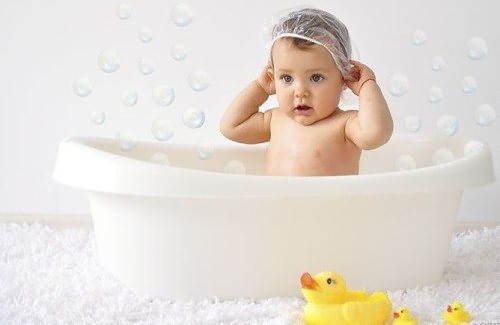 ребёнок купается в ванночке для детей