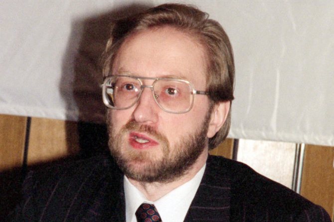 Руководитель центра по борьбе со СПИДом Вадим Покровский во время пресс-конференции, 26 февраля 1997 год