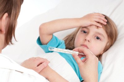 How long does the temperature last for sore throat in children?