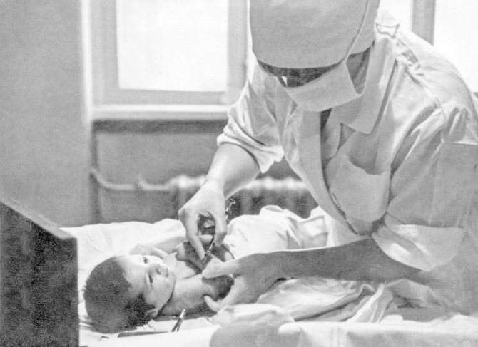 The elder sister of one of the maternity hospitals, I. Elizarova, administers the anti-tuberculosis vaccine to an infant. Author M. Selimkhanov. 1967 Main Archive of Moscow 