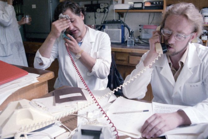 Senior researcher at the laboratory, Candidate of Medical Sciences Vadim Pokrovsky and junior researcher Alexey Pletsitny answer anonymous calls to the Central Research Institute of Epidemiology, June 1, 1987
