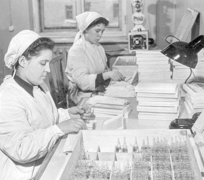 Packaging of finished polio vaccine at the Polio Research Institute. Author Yu. Pocheptsov. Moscow region. January 15, 1958. Main Archive of Moscow 