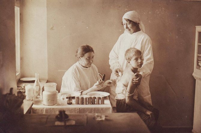 Vaccination of children at the dispensary. 1932 Main Archive of Moscow 