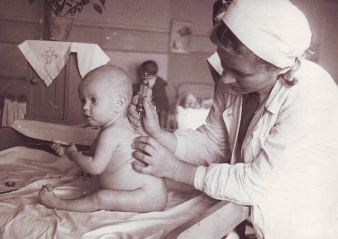 Вакцинация детей в яслях. 1943 год. Главархив Москвы