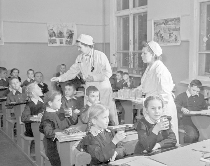 School No. 118 doctor A. Lutskova (left) and nurse L. Kolesnikova distribute pills with polio vaccine to schoolchildren. Author M. Filimonov. January 18, 1960. Main Archive of Moscow 